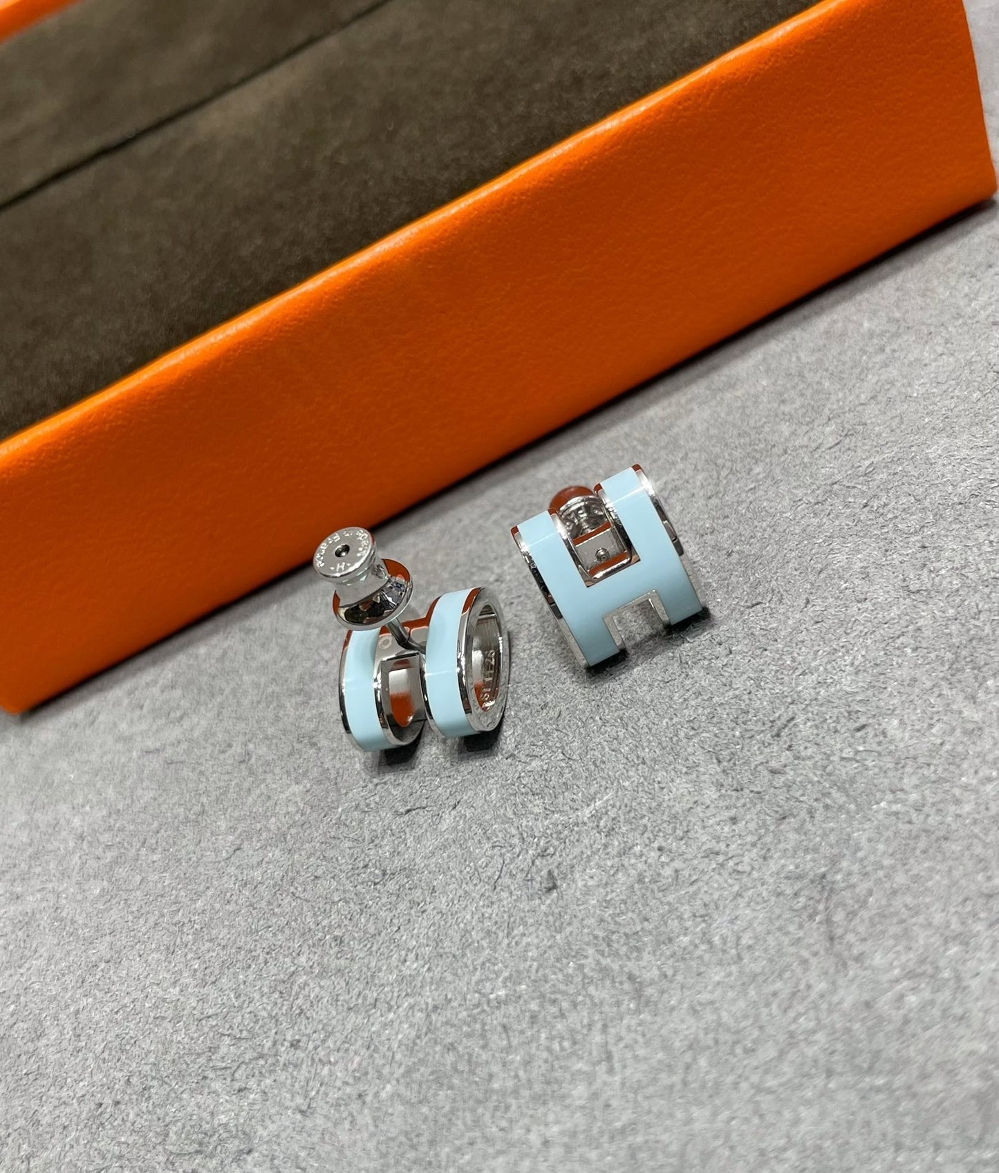 [Kincade Jewelery]POP H SKY BLUE STUD EARRINGS