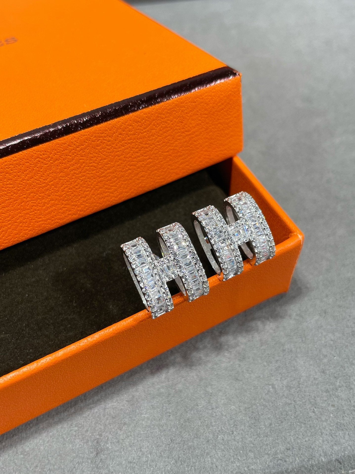 [Kincade Jewelery]H STUD EARRINGS WITH SILVER DIAMONDS